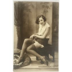 cpa-461-pisa-jeune-femme-aux-cheveux-courts-assise-jambes-annees-20-vintage-postcard-from-the-1920
