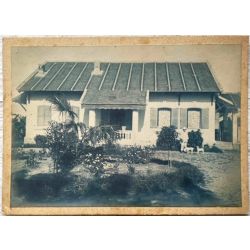 Indochine, Vintage photo, photo argentique, cyanotype, colon devant sa maison avec deux chiens